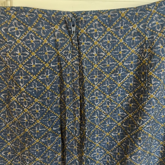 GAP skirt size 6 EUC - lightweight and slight draping in front - Picture 4 of 9